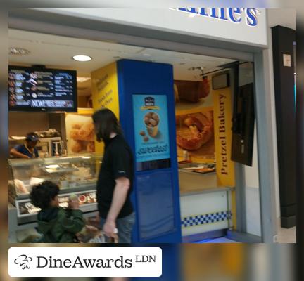 Interior - Auntie Anne's Pretzel Bar