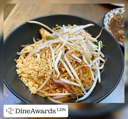 Pad thai - Khun Pakin Thai