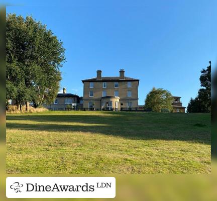 Facade - Oatlands Park Hotel