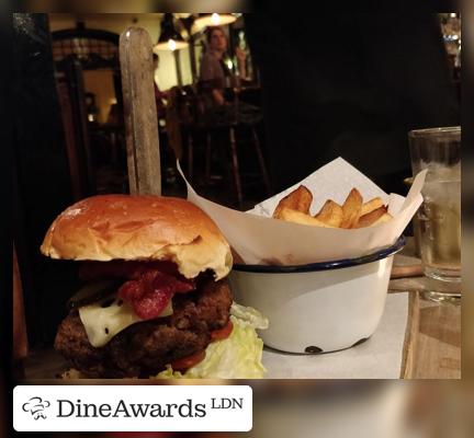 Burger - Shaftesbury Tavern