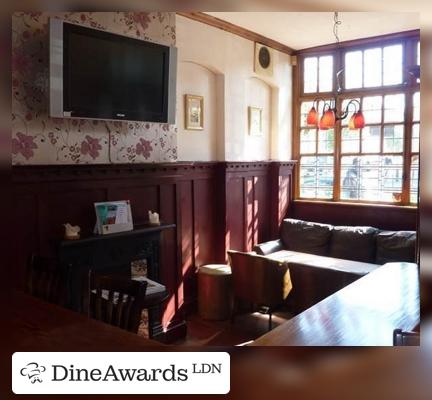 Interior - The Castle Inn, Ealing