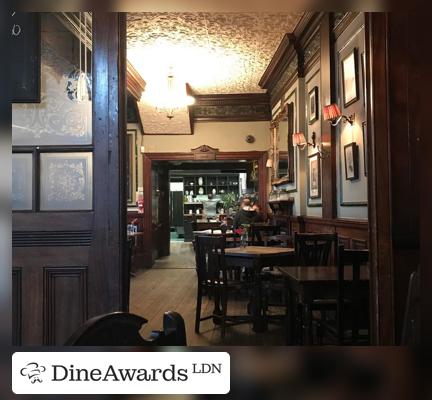 Interior - The Crown, Islington