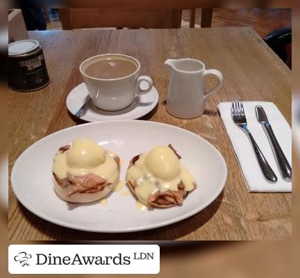 Eggs benedict - The London's Pride, Heathrow