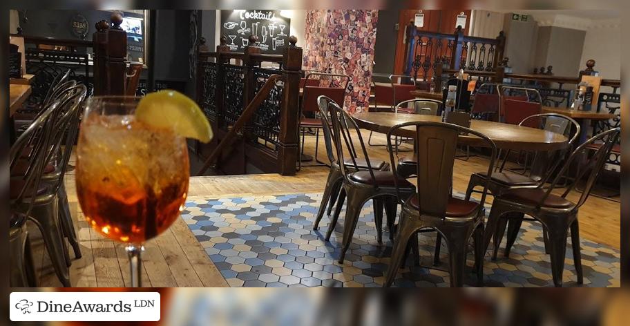 Dining table - The Beer House London Victoria